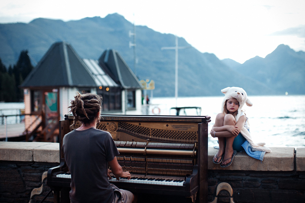 Giải khuyến khích: Piano play at sunset (Bản dương cầm lúc hoàng hôn) Trên các con phố ở Queenstown, New Zealand vào cuối một ngày đầy căng thẳng, khung cảnh yên bình và đượm buồn cùng với tiếng đàn dương cầm văng vẳng. Tác giả: Nikola Smemic.