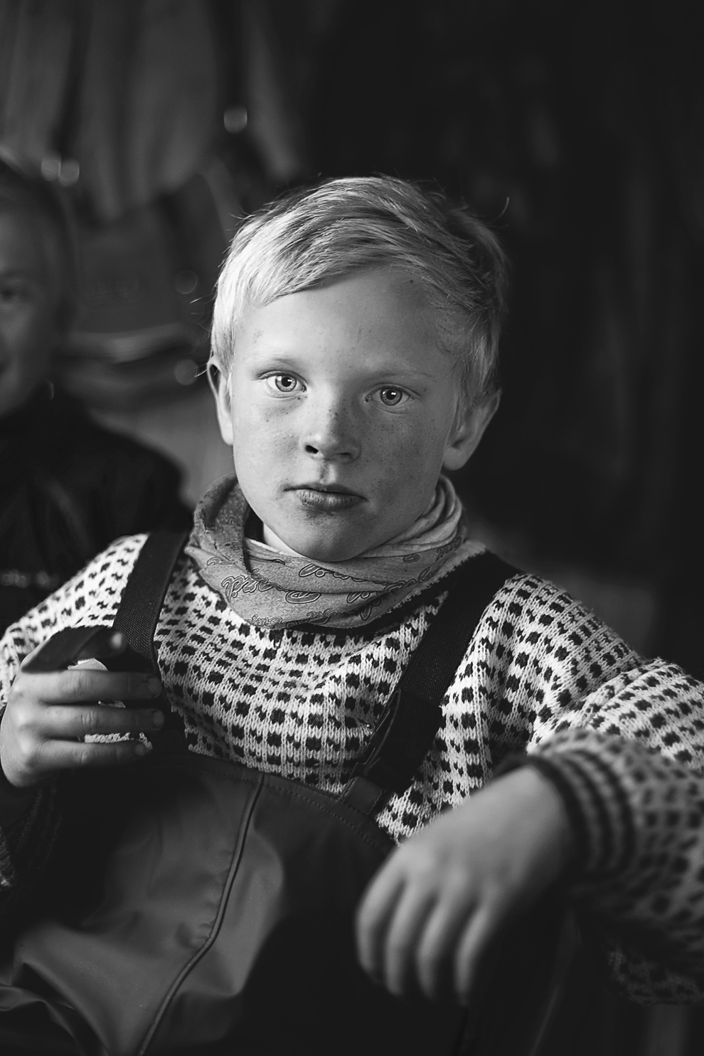 Giải khuyến khích: Children of Reindeer Mikael Ánde, một đứa con của người chăn tuần lộc Sámi, nghỉ ngơi trong nhà sau một ngày dài phơi mình trước cái lạnh đi gom đàn tuần lộc để chích ngừa và mổ thịt. Con cái của những người chăn tuần lộc học cách xử lý đàn gia súc và vùng đất mà chúng đã lớn lên từ khi còn ấu thơ. Tác giả: Michelle Schantz.