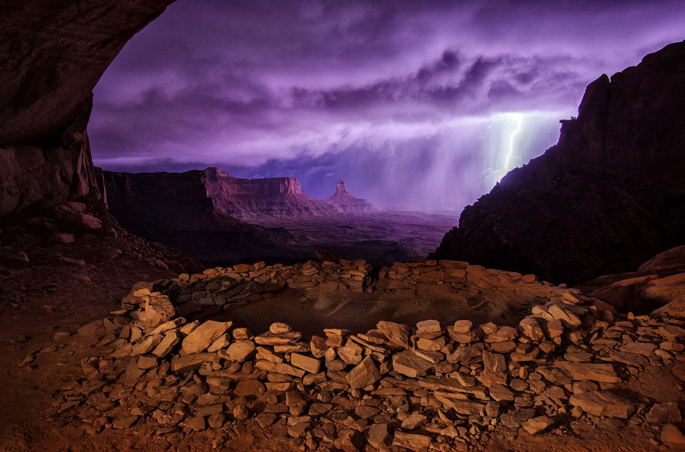 Giải nhì: Thunderstorm at False Kiva (Sấm sét ở False Kiva) Tác giả leo lên False Kiva vào ban đêm để chụp ảnh khu vực này với dãy ngân hà Milky Way, nhưng cơn bão ập đến và tạo bức ản tuyệt đẹp này. Tác giả: Max Seigal.
