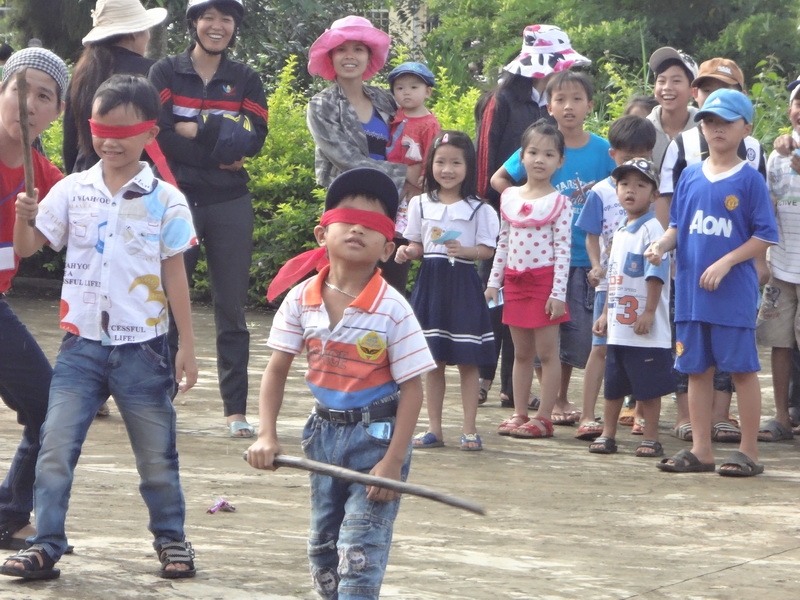 ... bịt mắt đánh chum