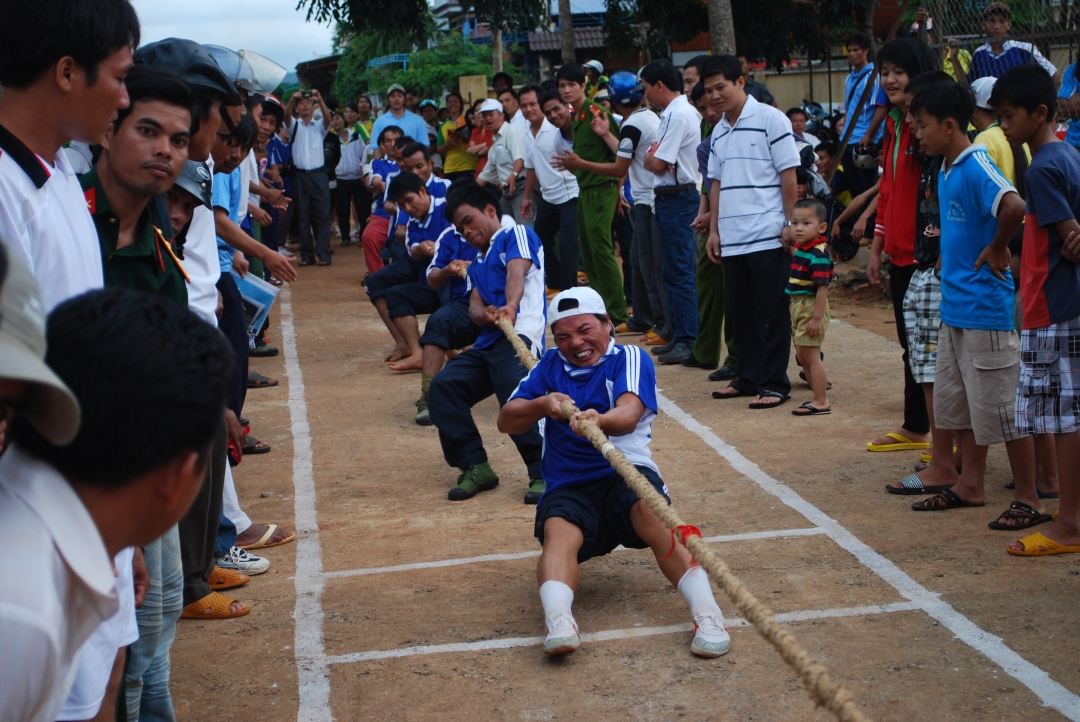 Thi đấu môn Kéo co...