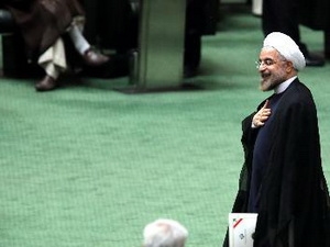 Tân Tổng thống Iran Hassan Rowhani trong phiên họp quốc hội ngày 12-8 tại thủ đô Tehran