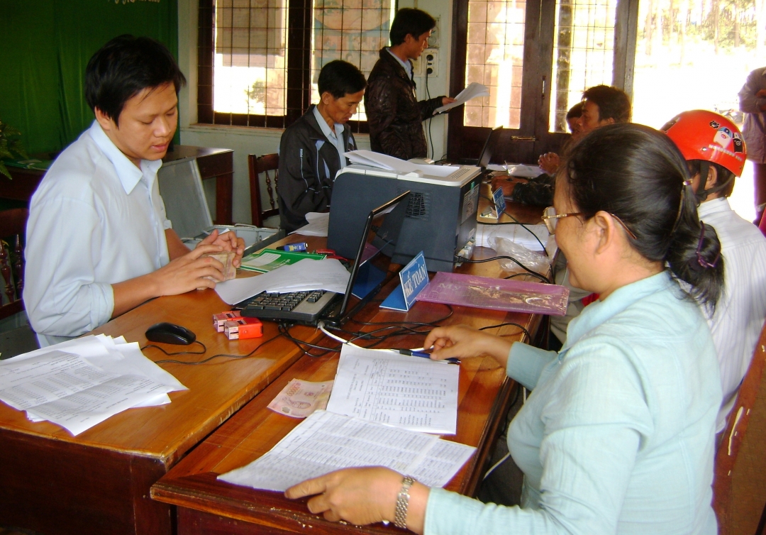 Người dân đến  giao dịch  với NHCSXH chi nhánh xã  Ea Nam (huyện  Ea H’leo).