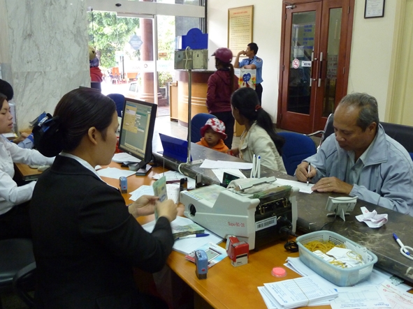 Khách hàng giao dịch tại Dongabank Dak Lak - một trong những NH có tốc độ  tăng trưởng dư nợ cao trong những tháng đầu năm 2013.