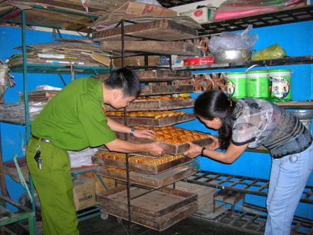Đoàn kiểm tra liên ngành của tỉnh kiểm tra chất lượng sản phẩm tại một cơ sở sản xuất bánh Trung thu trên địa bàn TP. Buôn Ma Thuột dịp Tết Trung thu 2012