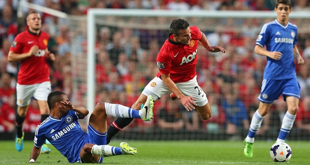 Robin van Persie thi đấu khá mờ nhạt trước hàng thủ Chelsea