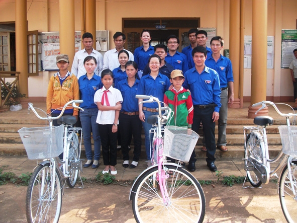 Chi đoàn khối Đảng - đoàn thể tặng xe đạp cho các học sinh nghèo ở xã Ea B’hok, huyện Cư Kuin.
