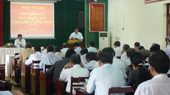 Một buổi họp bàn biện pháp tăng thu ngân sách  do Chủ tịch UBND tỉnh Hoàng Trọng Hải chủ trì.