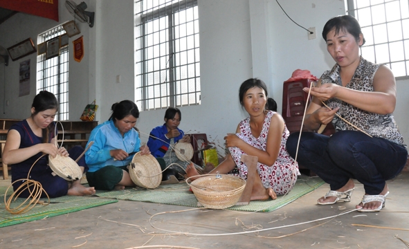 Chị Dương Thị Phương (bìa phải) – Hợp tác xã Mây tre đan Ea Kao (TP. Buôn Ma Thuột) đang hướng dẫn học viên xã Quảng Điền học nghề mây tre đan. Sau khi học xong lớp dạy nghề này, toàn bộ sản phẩm mà bà con làm ra sẽ được Hợp tác xã Mây tre đan Ea Kao bao tiêu.