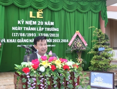 Phó Giám đốc Sở GD-ĐT Nguyễn Ngọc Quang phát biểu chúc mừng thầy và trò nhà trường