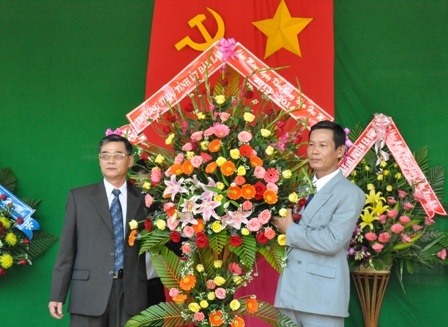 Đồng chí Cao Đức Khiêm tặng lẵng hoa chúc mừng lễ khai giảng