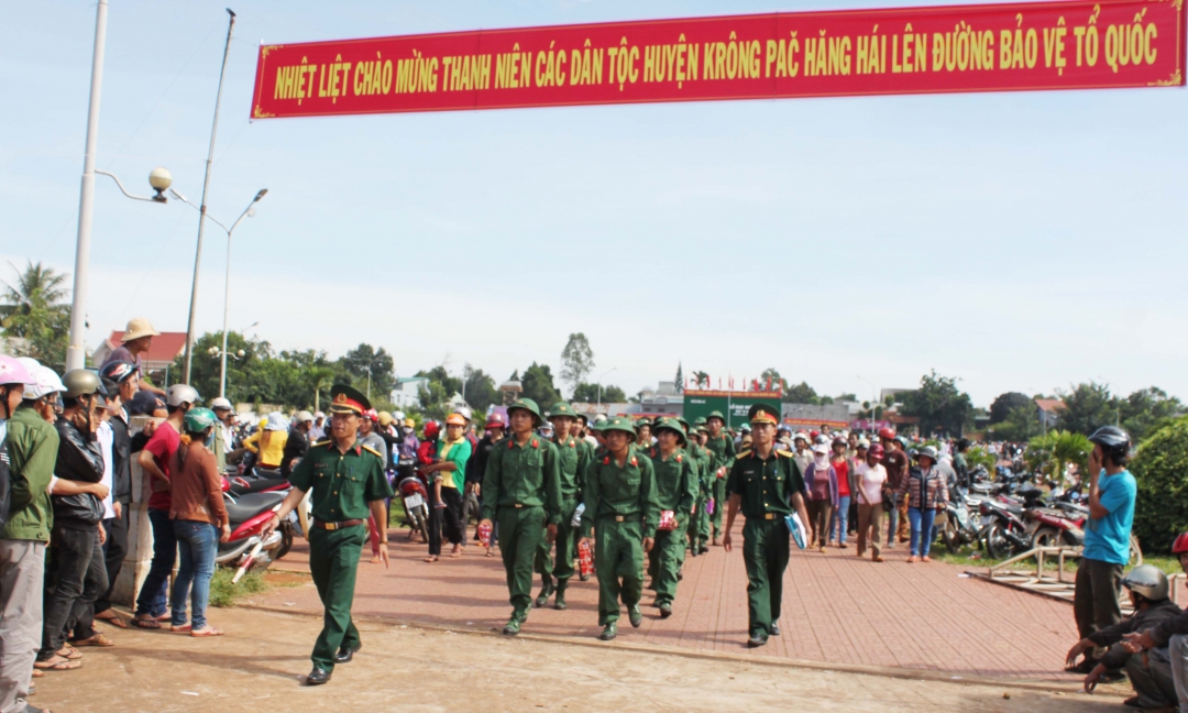 Thanh niên huyện Krông Pak hăng hái lên đường thực hiện nghĩa vụ với Tổ quốc. Ảnh: V.L - P.D