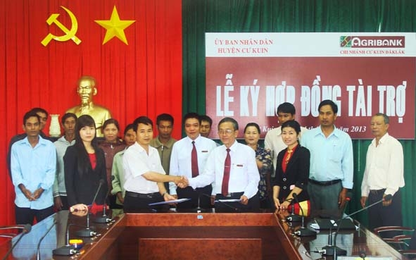 Lễ ký hợp đồng tài trợ xây dựng nhà tình nghĩa cho người nghèo giữa Agribank với UBND huyện  Cư Kuin. 