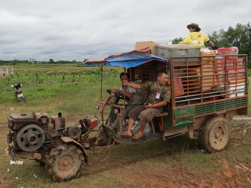 Do đường vào xã Vụ Bổn có nhiều khó khăn, nên đoàn đã vận chuyển quà bằng các xe công nông của người dân địa phương