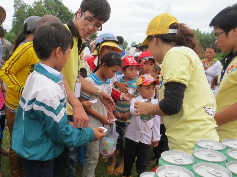 Khi hoàn thành trò chơi dân gian, các em được các tình nguyện viên phát quà trung thu