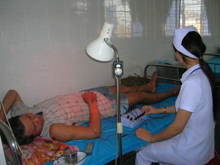 Điều trị cho người bệnh theo phương pháp y học cổ truyền tại Bệnh viện Đa khoa thị xã Buôn Hồ. 
