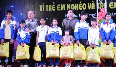 Các đại biểu trao quà tặng các cháu thiếu nhi