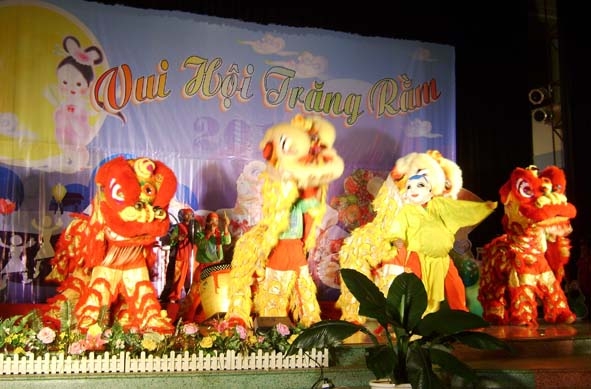 Vào dịp tết Trung thu hằng năm, Nhà Văn hóa Thanh thiếu nhi tỉnh lại tổ chức vui hội trăng rằm cho trẻ em.