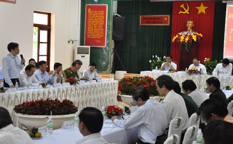 Sáng nay, 18-9, Đoàn công tác của Trung ương do Ủy viên Bộ Chính trị, Phó Thủ tướng Nguyễn Xuân Phúc làm trưởng đoàn đã có buổi làm việc với cán bộ chủ chốt của tỉnh về tình hình phát triển kinh tế - xã hội, đảm bảo quốc phòng – an ninh; công tác phòng chống tội phạm, tệ nạn ma túy, mại dâm và phòng chống HIV/AIDS.   Tham dự buổi làm việc về phía tỉnh có các đồng chí: Niê Thuật, Ủy viên Trung ương Đảng, Bí thư Tỉnh ủy, Chủ tịch HĐND tỉnh; Hoàng Trọng Hải, Phó Bí thư Tỉnh ủy, Chủ tịch UBND tỉnh và lãnh đạo các sở, ngành trong tỉnh.  Báo với đoàn công tác, đồng chí Hoàng Trọng Hải – Phó Bí thư Tỉnh ủy, Chủ tịch UBND tỉnh cho biết: 9 tháng đầu năm 2013, tổng sản phẩm xã hội trên địa bàn tỉnh ước đạt 10.629 tỷ đồng, tăng 5,67% so với cùng kỳ năm 2012; thu nhập bình quân đầu người là 17,3 triệu đồng; kim ngạch xuất khẩu đạt 430 triệu đồng, bằng 57,3% kế hoạch; thu ngân sách ước đạt 2.485 tỷ đồng, bằng 61,3 dự toán Trung ương giao. Tỷ lệ trường học đạt chuẩn quốc gia của tỉnh đạt 26,5%; tỷ lệ xã đạt chuẩn quốc gia về y tế đạt 40,2%; đã tạo việc làm cho 19.000 lao động; tỷ lệ dân cư đô thị được sử dụng nước sạch ước đạt 67%. Quốc phòng an ninh, trật tự an toàn xã hội được đảm bảo. Trong số 18 nhóm chỉ tiêu đề ra từ đầu năm, tỉnh dự kiến đến hết tháng 9 có 9 nhóm chỉ tiêu đảm bảo được tiến độ và dự báo hoàn thành kế hoạch. Tình hình này đã được các cấp, các ngành của tỉnh phân tích cụ thể những nguyên nhân khách quan, chủ quan và đưa ra một số nhiệm vụ, giải pháp thực hiện cụ thể.   Đối với công tác phòng chống HIV/AIDS, hiện nay phần lớn người nhiễm HIV trên địa bàn là người nghiện ma túy, chiếm 40% các trường hợp. Trong năm 2012, số người nhiễm HIV được phát hiện có xu hướng giảm, tỷ lệ nhiễm HIV trong nhóm nghiệm ma túy là 1,7% và phụ nữ bán dâm là 1,1%. Hiện nay, tình hình dịch HIV/AIDS ở Đắk Lắk khó kiểm soát do địa bàn rộng, nguồn lực đầu tư hạn chế, dân di cư nhiều nơi đến nên số người bị nhiễm chưa được phát hiện còn tỷ lệ cao.   Trong 9 tháng qua, công tác xây dựng xã, phường, thị trấn lành mạnh, không có tệ nạn mại dâm được Dak Lak triển khai một cách đồng bộ, có hiệu quả, luôn gắn với cuộc vận động “Toàn dân đoàn kết xây dựng đời sống văn hóa ở khu dân cư” nên nhiều địa phương đã có chuyển biến mạnh mẽ, giữ vững địa bàn không phát sinh tệ nạn mại dâm. Tuy nhiên, tệ nạn mại dâm trên địa bàn vẫn còn diễn biến tinh vi, phức tạp, các cơ sở kinh doanh dịch vụ ngày càng phát triển, đặc biệt là một số cơ sở kinh doanh không có giấy phép, trá hình, núp bóng để hoạt động mại dâm; một số địa phương chưa quan tâm đến công tác này nên công tác phối hợp đấu tranh triệt phá xử lý còn hạn chế.  Từ đầu năm đến nay, các lực lượng chức năng của tỉnh đã triển khai có hiệu quả các đợt cao điểm tấn công trấn áp tội phạm; điều tra làm rõ 851 vụ phạm pháp hình sự; bắt, xử lý 1.730 đối tượng, thu hồi tài sản khoảng 3,5 tỷ đồng. Tỉnh đã tập trung chỉ đạo các ngành chức năng chủ động phối hợp với chính quyền các cấp tăng cường đảm bảm an ninh chính trị, trật tự an toàn xã hội, đấu tranh phòng chống tội phạm trên tất cả các lĩnh vực.  Về tình hình trật tự an toàn tai nạn giao thông trên địa bàn, 9 tháng đầu năm 2013 trên địa bàn tỉnh đã xảy ra 471 vụ TNGT làm 247 chết, 501 người bị thương; trong đó số vụ TNGT từ nghiêm trọng trở lên xảy ra 230 vụ làm 247 người chết, 135 người bị thương. Có thể thấy, so với cùng kỳ năm 2012, mặc dù số vụ và số người bị thương giảm nhưng số người chết tăng; số vụ tai nạn giao thông từ nghiêm trọng trở lên tăng trên cả 3 tiêu chí.  Tại buổi làm việc, lãnh đạo các bộ, ngành Trung ươngcơ bản thống nhất với đánh giá tình hình phát triển kinh tế - xã hội, bảo đảm quốc phòng – an ninh của tỉnh Dak Lak. Đồng thời, góp ý thêm về công tác chăm lo đời sống của đồng bào dân tộc thiểu số; đẩy mạnh phát động quần chúng tham gia bảo vệ an ninh tổ quốc, trật tự an toàn xã hội; chương trình giảm tác hại từ HIV/AIDS; lộ trình tái canh cà phê, xây dựng nông thôn mới, giải ngân vốn đầu tư, ổn định giá cả…  Phát biểu tại buổi làm việc Phó Thủ tướng Nguyễn Xuân Phúc biểu dương và chúc mừng những kết quả mà tỉnh Dak Lak đã đạt được trên các lĩnh vực phát triển kinh tế - xã hội, bảo đảm quốc phòng an ninh. Nhất là đảng bộ, chính quyền và nhân dân các dân tộc trong tỉnh đã phát huy tinh thần đoàn kết, xây dựng tỉnh ngày càng phát triển, kinh tế phát triển ổn định, môi trường đầu tư được cải thiện, đời sống của người nhân, nhất là người dân vùng đồng bào dân tộc thiểu số ngày càng được nâng lên.   Bên cạnh những thành quả đạt được, Dak Lak vẫn còn nhiều hạn chế cần khắc phục trong thời gian tới. Phó Thủ tướng Nguyễn Xuân Phúc lưu ý tỉnh Dak Lak cần coi trọng hơn nữa công tác dân tộc, nhất là đẩy mạnh công tác giảm nghèo, góp phần nâng cao đời sống của bà con vùng đồng bào dân tộc thiểu số.   Phó Thủ tướng Nguyễn Xuân cũng nhấn mạnh: tỉnh Dak Lak cần rà soát lại các chỉ tiêu phát triển kinh tế, chỉ đạo quyết liệt công tác chống thất thu thuế và tháo gỡ khó khăn về sản xuất kinh doanh cho các doanh nghiệp trên địa bàn. Trong đó, chỉ đạo thực hiện hiệu quả Chỉ thị 09 của Chính phủ về chống thất thu thuế và tiết kiệm chi. Cùng với đó, cần có giải pháp nâng cao năng suất cây trồng, áp dụng tiến bộ khoa học kỹ thuật vào sản xuất nông nghiệp và quan tâm cấp đất sản xuất cho người dân để phát triển sản xuất.   Phó thủ tướng khẳng định, lâu nay chưa có lĩnh vực nào được Nhà nước ban hành nhiều Nghị quyết, Chỉ thị như công tác phòng chống tội phạm và đảm bảo trật tự an toàn giao thông. Vì vậy, tỉnh Dak Lak cần tiếp tục bám sát các nội dung chỉ đạo và đề cao hơn nữa vai trò người đứng đầu để thực hiện hiệu quả công tác này.   Đối với việc phòng chống tệ nạn ma túy, mại dâm và HIV/AIDS, Phó Thủ tướng Nguyễn Xuân Phúc yêu cầu tỉnh sớm rà soát, có đánh giá đầy đủ, cụ thể để có biện pháp phòng chống hiệu quả.   Về các kiến nghị của địa phương, như: vay vốn, sắp xếp hoạt động nông lâm trường quốc doanh…Phó Thủ tướng giao các bộ ngành liên quan phối hợp với địa phương sớm có giải pháp giải quyết phù hợp. Đặc biệt đối với việc đáp ứng nhu cầu về vốn, Phó Thủ tướng nhấn mạnh Chính phủ sẽ ủng hộ và giải quyết sớm cho tỉnh với những dự án dang dở hoặc những dự án cần vốn đối ứng. Về vấn đề dân di cư tự do, Phó Thủ tướng chia sẻ với những khó khăn của tỉnh, đồng thời đề nghị Ban Chỉ đạo Tây Bắc và Ban Chỉ đạo Tây Nguyên phối hợp với các bộ ngành liên quan sớm tìm cách tháo gỡ tình trạng dân di cư ngoài kế hoạch vào các tỉnh Tây Nguyên nói chung, tỉnh Dak Lak nói riêng...  Trước đó, tại Dak Lak đoàn công tác đã đến thăm Buôn Tuor (xã Hòa Phú, TP. Buôn Ma Thuột) và Đài Tiếng nói Việt Nam thường trú tại Dak Lak.  Giang Nam