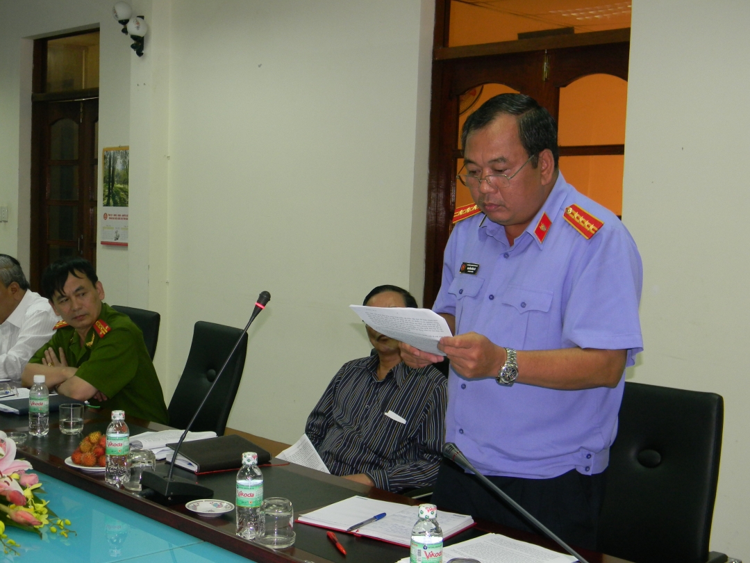 Đại diện lãnh đạo Viện Kiểm sát nhân dân tỉnh Dak Lak góp ý vào dự thảo báo cáo của Đoàn công tác