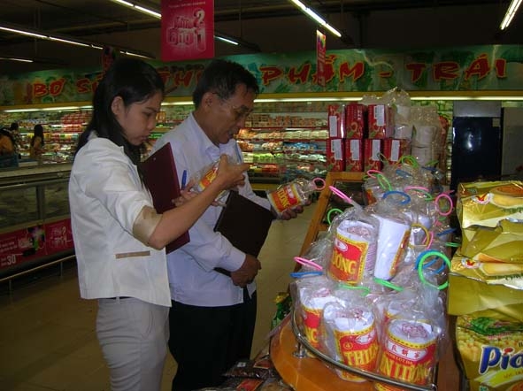 Đoàn kiểm tra liên ngành của tỉnh về VSATTP kiểm tra  chất lượng thực phẩm tại siêu thị Co.op Mart Buôn Ma Thuột.