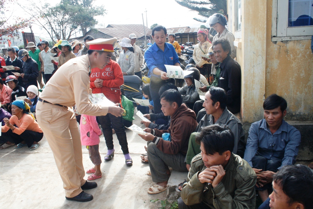 Lực lượng CSGT Công an tỉnh phát tờ rơi tuyên truyền Luật Giao thông đường bộ  đến người dân huyện Krông Bông.