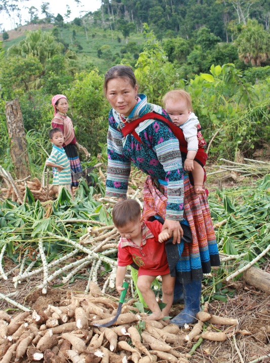 Trẻ em ở thôn 9 chưa đầy 1 tuổi nhưng được mẹ địu lên rẫy  là chuyện rất  bình thường.