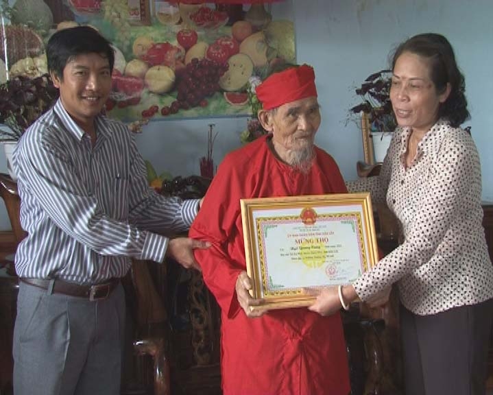 Phó Chủ tịch UBND tỉnh Mai Hoan  Niê Kdăm tặng quà, chúc thọ cụ Ngô Quang Cung  90 tuổi  ở xã  Ea Wer.