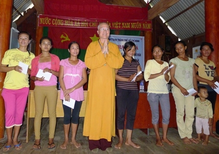 Hòa Thượng Thích Thiện Xuân Trụ trì chùa Hạnh Nguyện (TP. HCM) tặng quà các hộ khó khăn