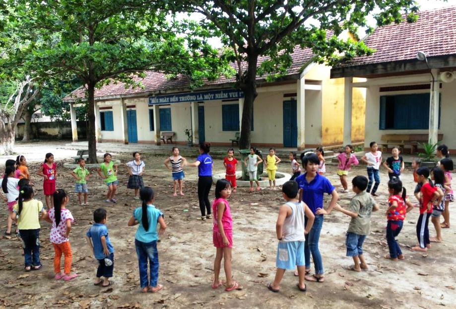 Đội công tác xã hội tham gia sinh hoạt cùng thiếu nhi.