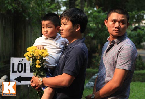 Nhiều em nhỏ cũng theo ông bà, cha mẹ tới thắp hương tưởng nhớ Đại tướng