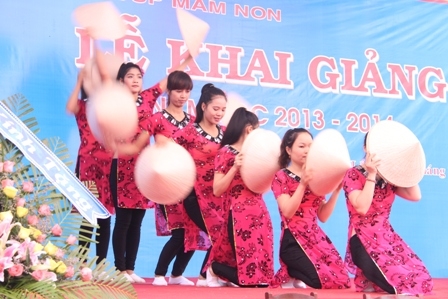 Học sinh Trường Trung cấp Sư phạm Dak Lak chào mừng năm học mới