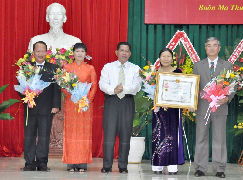 Tthừa ủy quyền của Chủ tịch nước, đồng chí Niê Thuật, Ủy viên Trung ương Đảng, Bí thư Tỉnh ủy, Chủ tịch HĐND tỉnh đã trao Huân chương Độc lập hạng Nhì cho Ủy ban Kiểm tra Tỉnh ủy