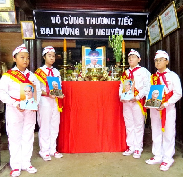 Bàn thờ Đại tướng Võ Nguyên Giáp tại Nhà lưu niệm của Đại tướng tại quê nhà: thôn An Xá, xã Lộc Thủy, huyện Lệ Thủy, tỉnh Quảng Bình