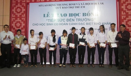 Các học sinh nhận học bổng 