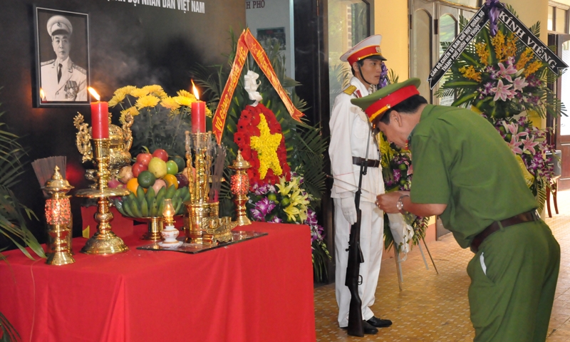 Đại biểu của cơ quan công an thành phố thắp nhang