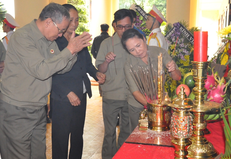 Đoàn đại biểu Hội Cựu chiến binh thắp nhang tưởng nhớ Đại tướng