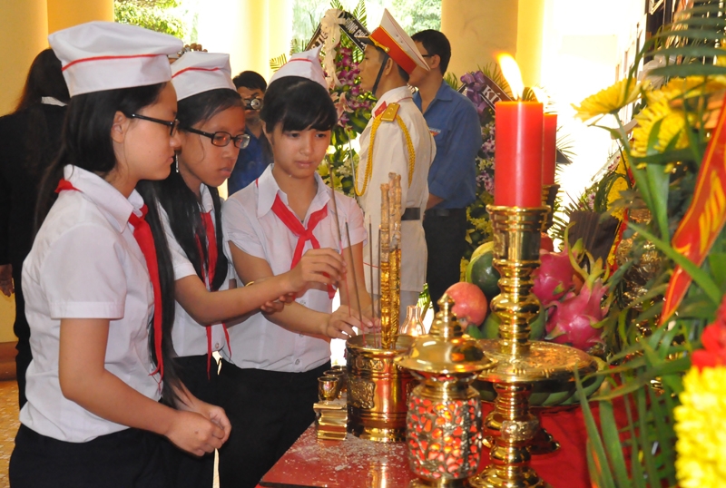 Các em học sinh thắp nhang tưởng nhớ Đại tướng