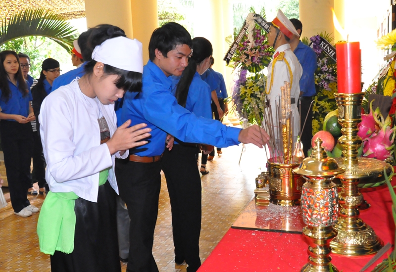 Thanh niên các dân tộc tại các xã, phường trên địa bàn thành phố thắp nhang tưởng nhớ Đại tướng
