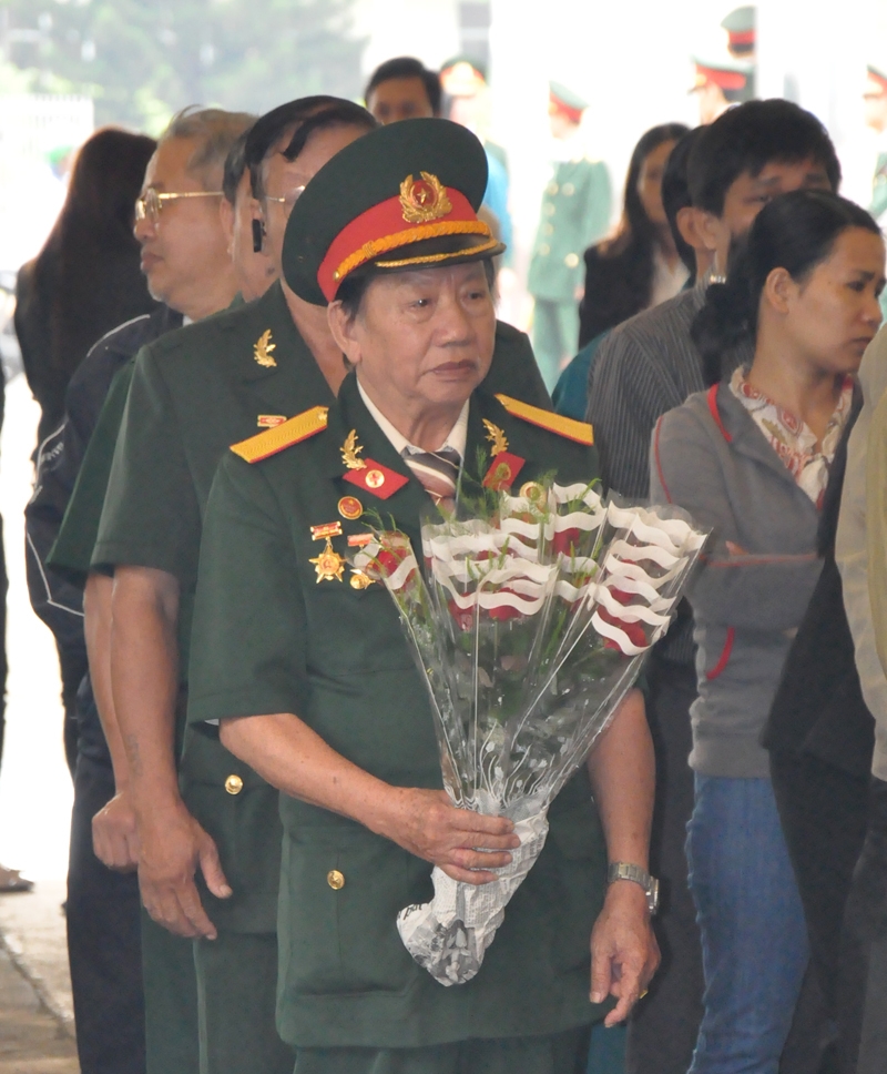 Nhiều người tưởng nhớ Đại tướng bằng những đóa hoa tươi thắm