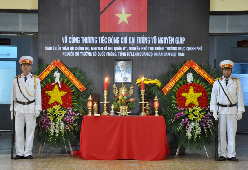 Bàn thờ Đại tướng Võ Nguyên Giáp tại Cơ quan Quân sự TP. Buôn Ma Thuột sẽ được mở cửa trong hai ngày 12 vàg 13-10 để phục vụ nhân dân các dân tộc trên địa bàn thành phố đến viếng Đại tướng Võ Nguyên Giáp