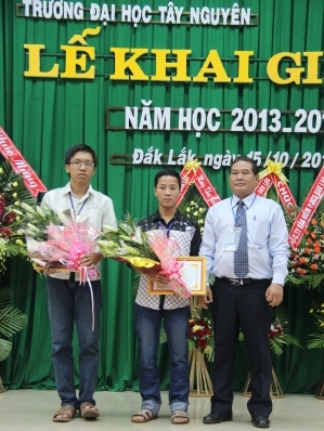 Lãnh đạo Trường tặng Giấy khen và hoa 2 thủ khoa kỳ thi tuyển sinh cao đẳng, đại học năm 2013