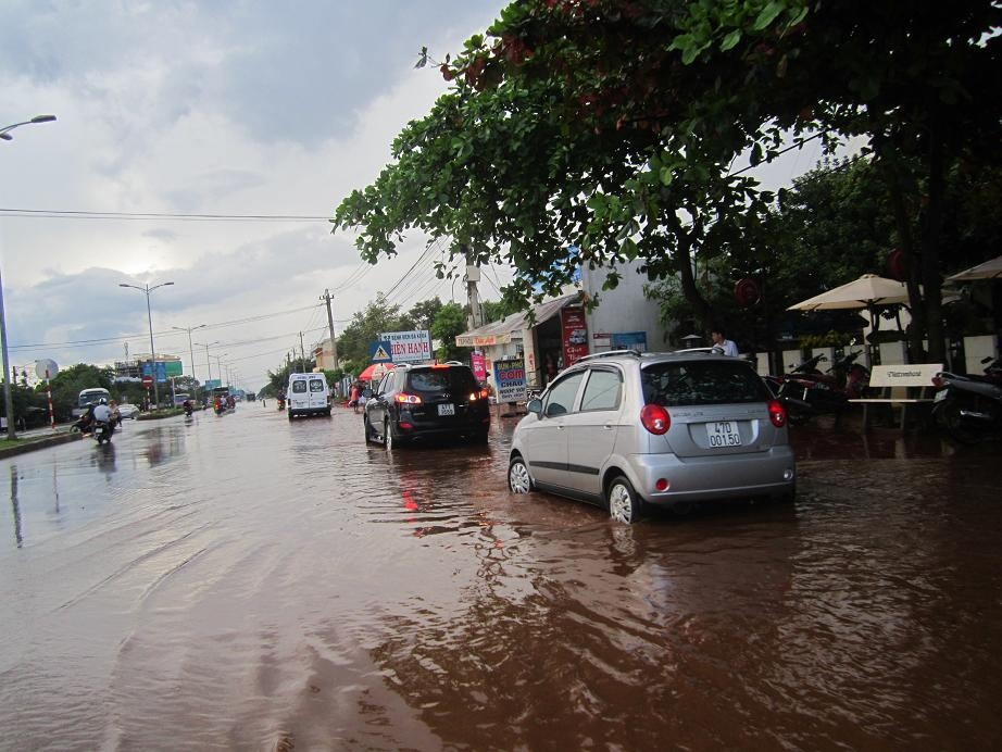 Đường phố Buôn Ma Thuột thường xuyên bị ngập mỗi khi có mưa lớn.