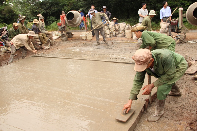 Người dân xóm 2, thôn Hòa Trung, xã Hòa Đông (Krông Pak) hưởng ứng phong trào làm đường giao thông nông thôn, xây dựng nông thôn mới.