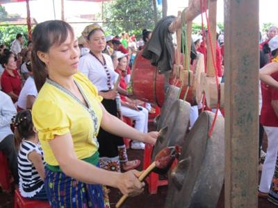 Diễn tấu cồng chiêng mừng lễ hội