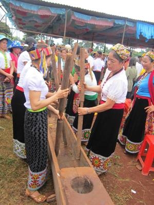 Giã gạo mừng lúa mới
