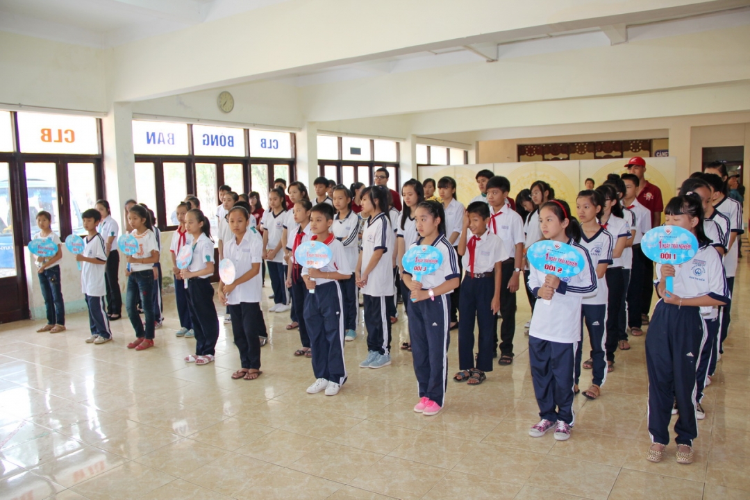 Các em được chia làm 9 đội khác nhau để cùng tranh tài tại các trò chơi