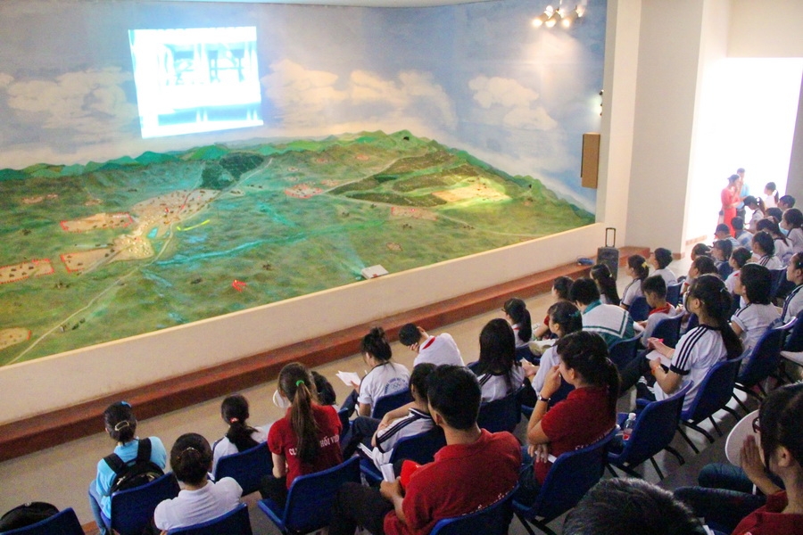 Các em đã được tìm hiểu về lịch sử hình thành và những nét văn hóa độc đáo của tỉnh Dak Lak nói riêng và Tây Nguyên nói chung. Trong ảnh: Theo dõi chiến thắng Buôn Ma Thuột (10-3-1975) bằng sa bàn