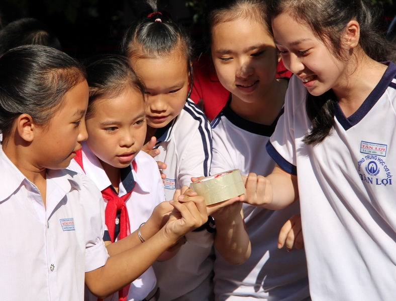 Và tham gia các hoạt động ngoài trời như: trò chơi
