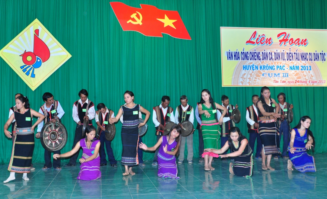 Đội cồng chiêng Xê Đăng, xã Ea Uy biểu diễn tại Liên hoan Văn hóa Cồng chiêng, dân ca, dân vũ, diễn tấu nhạc cụ dân tộc huyện Krông Pak - 2013.